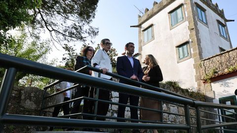 El presidente de la Diputaci�n con responsables de la fundaci�n que opera desde A Laxe.