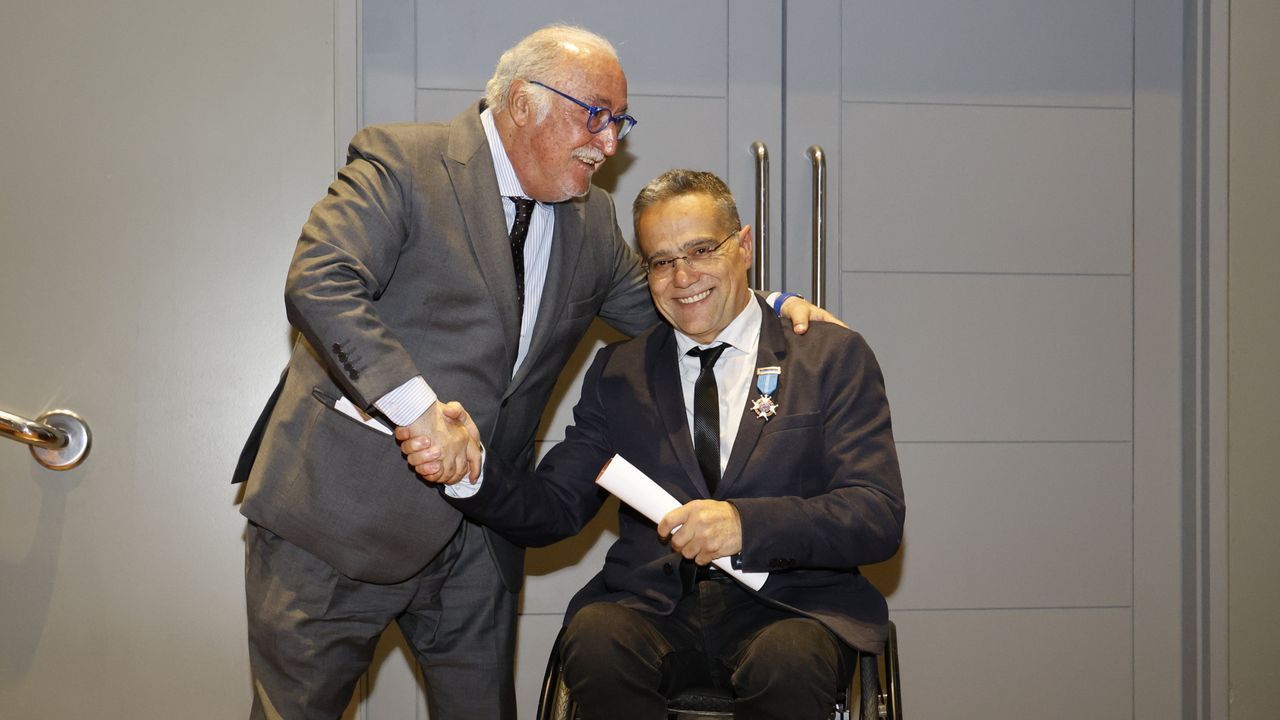 El periodista de La Voz José Manuel Pan recibe la medalla al mérito de la Seguridad Vial de la Dirección General de Tráfico
