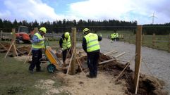 Operarios de Enel Green Power Espa�a, en las tareas de remozado del cercado