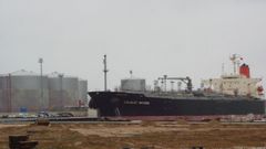 Descarga de metanol en el puerto de Vilagarca de Arousa, en foto de archivo.