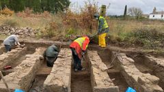 Un aspecto de las anteriores excavaciones en el horreum, a finales del a�o pasado. Los arque�logos creen que los muros de piedra contin�an el subsuelo del terreno contiguo (al fondo de la imagen), lo que se intentar� comprobar en la nueva intervenci�n