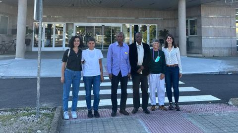Los sanitarios procedentes de Níger con la doctora Ana Pastor, la directora del distrito sanitario de Verín, Guillermina Agulla, la cirujana Marta Maes y Alicia Raya, coordinadora del proyecto de cooperación.