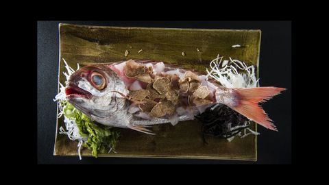 Kabuki Wellington. El Sashimi de besugo en carcasa lo completa el chef Ricardo Sanz con el aroma del tartufo bianco en una fusión de la cultura asiática y mediterránea.