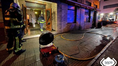 Edificio afectado por el humo del incendio declarado en una sidrer�a en Piedras Blancas