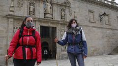 Marta V�zquez y Tatiana P�rez son de Lugo y llegaron a la Puerta Santa tras siete d�as de ruta desde O Cebreiro