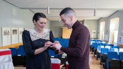 El pasado martes, d�a 4, Cecilia Verza y Miguel Bouroubat se casaron en el sal�n de actos del Concello de Fisterra. Fue la culminaci�n de un camino que hab�an hecho desde Tui, y en el fin de la ruta decidieron casarse. Obviamente estaba previsto de antes (aunque todo fue muy espont�neo, ropa y ramo incluidos) y ofici� el juez de paz. Nunca hab�an estado en Fisterra ?�nos encant�, dice Cecilia?, y fue una manera de vincularse para siempre. Ella es de origen italiano y reside en Granollers, de donde es su marido. Fue la primera boda de peregrinos del a�o en la zona, y muy posiblemente tambi�n la primera en general en esta comarca