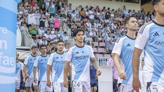 Jugadores del Compostela antes del partido ante el Badalona en San L�zaro