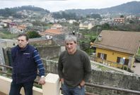 Carlos Pastoriza, a la derecha de la foto, es uno de los vecinos de Cas�s, en Ard�n.  
