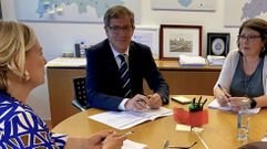 Sofia L�pez Linares, directora xeral de Planificaci�n e Reforma Sanitaria de la Xunta, se reuni� con Carlos G�mez y �ngeles Mart�nez Marra