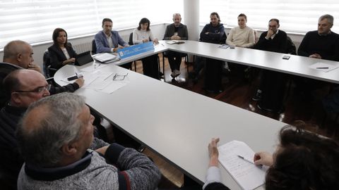 O conselleiro de Mar, Alfonso Villares, e a directora xeral de Desenvolvemento Pesqueiro, Marta Villaverde, participaron onte nunha reunin en Celeiro con representantes de varias confraras da comarca mariana