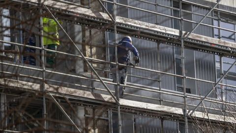 Construcci�n de una vivienda p�blica en el barrio santiagu�s de Lamas de Abade. 