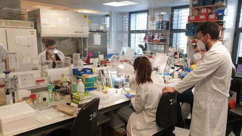 En el servicio de microbiolog�a del Chuac, de guardia las 24 horas desde el inicio de la pandemia, trabajan 64 profesionales