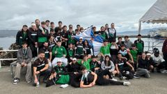 El equipo pobrense con la bandera y las medallas conseguidas.