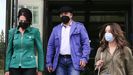Manuel Juan V.C., en el centro de la imagen, saliendo del edificio de los juzgados de Lugo en septiembre del 2021 junto a su abogada y su procuradora.