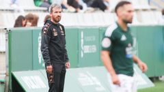 Rub�n Dom�nguez, en el banquillo de A Malata durante el partido del Racing de Ferrol y el Pontevedra