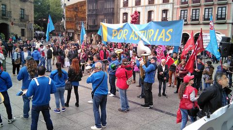 La manifestacin del Da de los Trabajadores, organizada por UGT y CCOO, en la plaza del Ayuntamiento de Aviles.La manifestacin del Da de los Trabajadores, organizada por UGT y CCOO, en la plaza del Ayuntamiento de Aviles