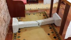 Los ladrones que accedieron a la capilla de San Pelayo de Montrove rompieron la columna en donde estaba apoyado el sagrario, al intentar llev�rselo. 