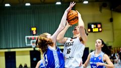 Melia en una accin defensiva de la visita del Baxi Ferrol al Geas 