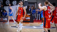 Jacobo D�az celebrando una de las canastas ante el Estudiantes