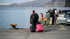 Varias personas esperan para embarcar en ferris que partan de la isla de Santorini, despus de los sesmos registrados en zonas martimas prximas a la zona.