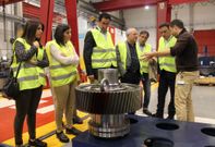 Valent�n Formoso, junto con el alcalde de Oroso, Manuel Mir�s, visit� Vegalsa y Gamesa (en la imagen).