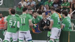 Los jugadores del Liceo, escuchando las indicaciones de Juan Copa durante el primer partido de la final ante el Igualada.