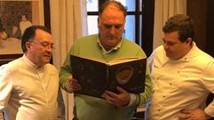 Los Mor�n, padre e hijo, junto a Jos� Andr�s, que hojea el libro premiado