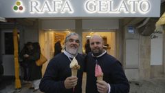 Rafa y Mart�n, ante la helader�a Rafa Gelato que acaba de abrir en el callej�n de la Estacada de A Coru�a
