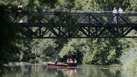 Por la maana, sus rescatadores acercaron al hombre al canal lateral de la presa y desde all esperaron que un integrante del club de piragismo Quixs se acercase hasta all en una barca para sacarlos del ro