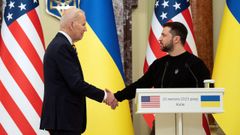 Joe Biden saludando a Volod�mir Zelenski hoy en Kiev.