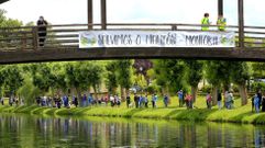 Cadena humana organizada por la plataforma Salemos o Malec�n hace cinco a�os para protestar por el proyecto del nuevo puente