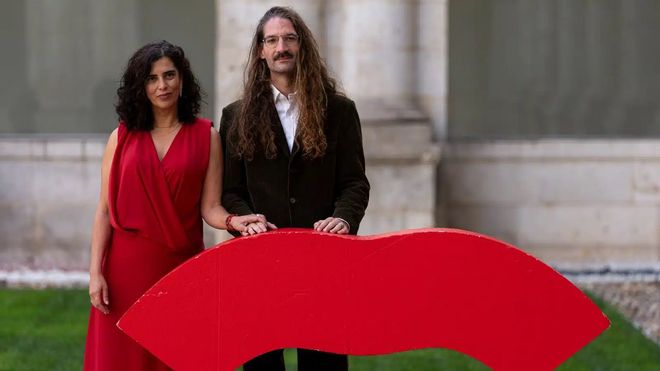 El cineasta leon�s Sebasti�n Ur�a y la productora gallega Gael Herrera, de Tamboura Films, posando en la Seminci, en el Museo Patio Herreriano, para presentar �Adi�s, r�os�.
