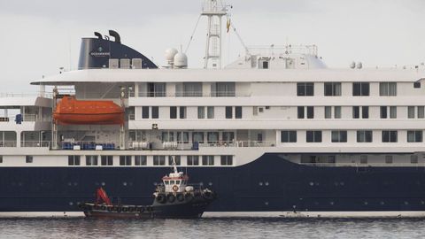 El crucero neerland�s MV Hondius ha entrado a las 6.05 horas de Canarias (5.05 GMT) en el puerto de Granadilla de Abona (sur de Tenerife) para fondear y desembarcar a sus ocupantes. Al barco ya han subido m�dicos del Servicio de Sanidad Exterior.
