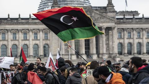 Un centenar de personas ondean la bandera libia en una protesta en Berl�n contra el mariscal Jalifa Haftar