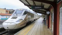 Un Alvia que realiza el recorrido entre Madrid y Lugo, en la estaci�n de Sarria