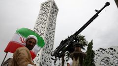 Un iran� sobre un veh�culo militar en Teher�n.