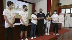 El rector, Julio Abalde, con los miembros del equipo Captioma Steams, que se llev� el primer premio