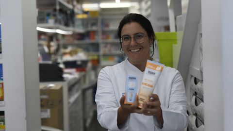  Ana Besteiro, farmac�utica posa con cremas solares en la farmacia Pintos 