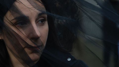 Una persona caracterizada como pla�idera en la �marcha f�nebre� por la educaci�n p�blica en Ferrol.