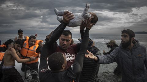 Rescate de un beb� en Lesbos