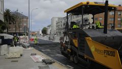 Obra de asfaltado en uno de los carriles laterales sobre el t�nel del Sol y Mar.