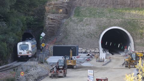 Obras en el nuevo tnel de Oural, con el antiguo an en funcionamiento