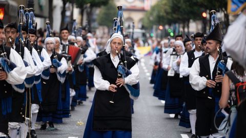 Las calles del centro de Oviedo acogen este jueves el tradicional desfile del día de América en Asturias, en su 72 edición