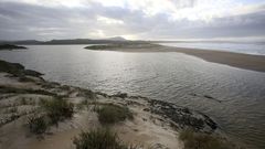 Im�genes del temporal en el litoral de Meir�s y en la laguna de A Frouxeira, en Valdovi�o