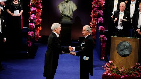 Momento en el que Mario Vargas Llosa recibió, en el año 2010, el Premio Nobel de Literatura