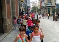 Chiquillos del campamento ribeirense, de ruta por la ciudad. 