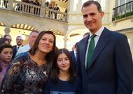 A moza sarri� Naila Gonz�lez coa s�a nai, Ana Rodr�guez, e o rei Felipe VI no Pazo do Pardo.