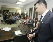 Casti�eira, con el bast�n de mando ya en su mano, en un sal�n de plenos abarrotado. 