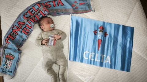 Brais Garc�a agarra su carn� de socio, rodeado por un bander�n del Celta y una bufanda de la pe�a burelense.