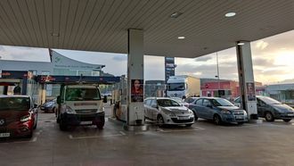 Coches en una gasolinera en Asturias